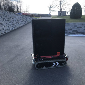 Raupentransporter in der Einfahrt des Betriebsgeländes